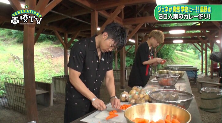 メンディー&玲於、薪割りの才能に目覚める