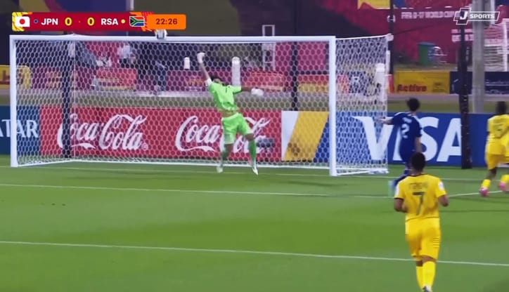 超反応でボールをかきだした村松秀司