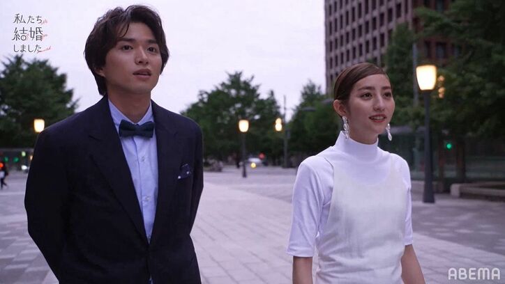 東京駅で妻・堀田茜を待つ正装した白洲迅…カッコ良すぎて「めちゃくちゃ様になってる！」の声『私たち結婚しました』第2話