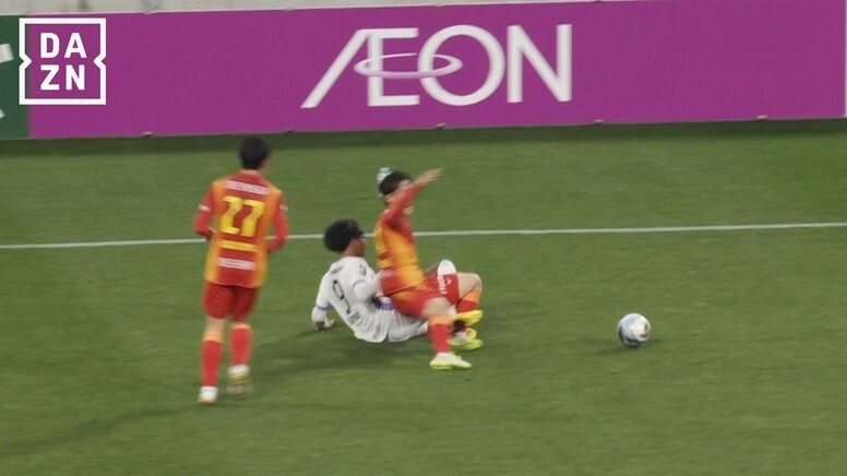 「ノーカード？」ユニフォームを引っ張り倒してもイエローにならず…微妙ジャッジにファン疑問「2枚目で退場では」