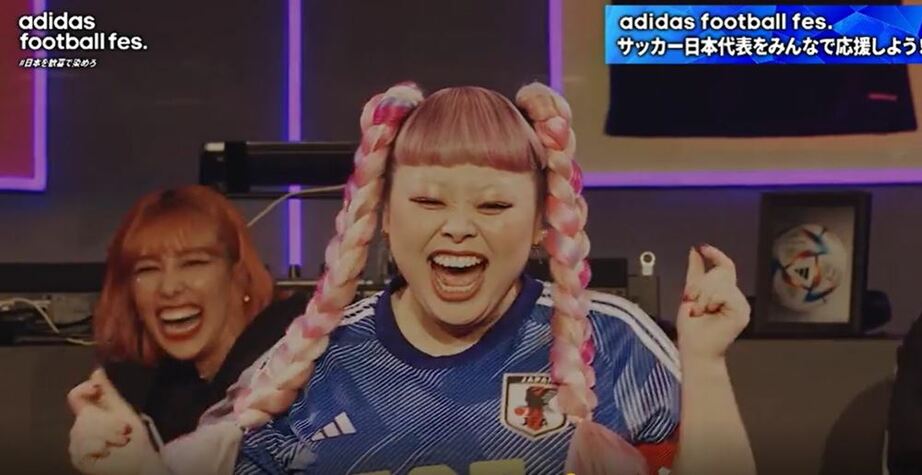 渡辺直美、サッカー日本代表のユニフォームのアレンジコーデを披露「みんなで勝利に向かって走って行こうよ!」