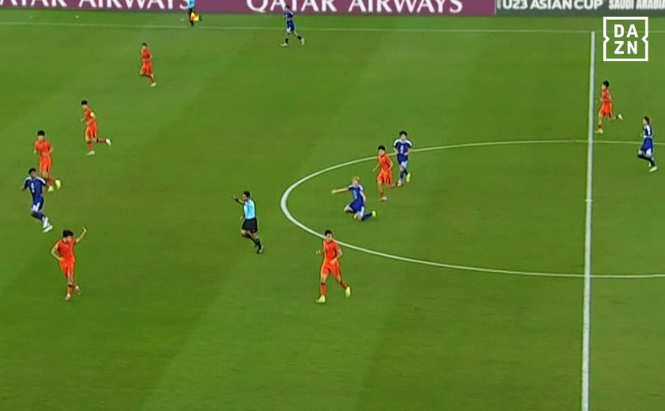 体当たりされファウルを主張する横山