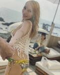 加藤紗里、“今年初海”でのビキニ姿公開 「ビーナス感半端ない」「スタイル抜群美人」の声