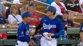 今後はコレが流行するかも？大谷翔平がコーチと"ヘルメットタッチ" 一塁上で見せたかわいすぎるご挨拶