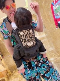 川崎希、D&Gで抱っこ紐を購入　ハワイのGUCCIでも買い物する夫「使い心地もばっちり」