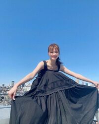 生見愛瑠、青空の下でふんわりとワンピの裾を広げたショットを公開 「可愛いさキュン杉」「爽やかで素敵」と称賛の声