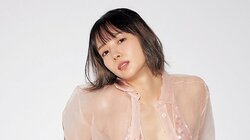 “無双ボディ”岡田紗佳、国宝級の美脚と表情で“大人の色香” 『週刊SPA！』表紙