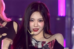 「女神やん」「セクシーでかっこいいの最強」aespa、美くびれあらわな衣装で圧巻のパフォーマンス！ファンから称賛の声