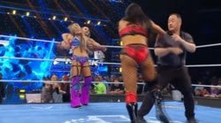 「あーあ」「また災難ですね…」人気日本人女子レスラーに味方の技直撃→介入ライバルまで“ピタゴラスイッチ的”連鎖の悲劇「何やってるのw」