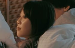 24歳美女のベッドへ広告代理店勤務のイケメンがすべり込み…同棲生活スタート早々に超至近距離で密着