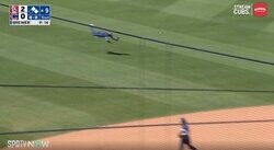 アイツ、どんな体してるんだよ！ ジャンピング“回転バックホーム”がヤバすぎる　守備の名手が見せた“超人技”にファン騒然「まさに忍者」「漫画でしか見ない」