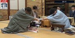 「方針がわかりやすいのは後手」挑戦者・佐々木八段が50手目を封じる 藤井竜王との“仁和寺対局”は互角のまま2日目へ／将棋・竜王戦第3局