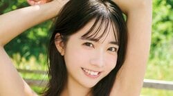 天羽希純、“圧巻ボディ”で夏のビーチ＆プールを満喫 『FLASH』登場