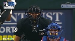 ちゃんと捕ってよ！ 150キロ超の剛速球が球審に“ダイレクト”で直撃の悲劇 「これは激痛」「泣けるやつやわ」同情の声