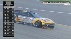 何が起きたんだ！？フォードの「足が…」あらぬ方向のまま緊急ピット→ガレージ直行の瞬間にファン驚愕「完全にもらい事故」