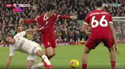 相手を潰しまくる！恐怖の“デュエル王”が復活か？ リバプール・遠藤航が鬼プレスでボール奪取した瞬間　マンU戦フル出場で地元紙も及第点