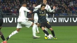 「かっこよすぎなんよ」伊東純也、DF3人をあっさりぶち破る“イケメンすぎる”スルーパス炸裂の瞬間！アウトサイドでするっと股抜きするミラクルパスに「え？そこ通す？」