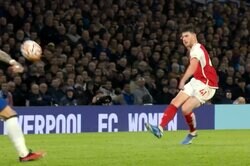 「マジで別格」曲がりに曲がったバナナシュートの鮮烈弾！アーセナルの“182億円MF”が古巣チェルシーに痛烈な一撃「訳わからんカーブ」