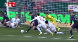 「ヤバすぎる」「どういう態勢！？」ファウルすれすれ！相手GKを神ブロックから超反応→“反転弾丸シュート”が炸裂した瞬間　“代役”が不調のバイエルンを救う一撃