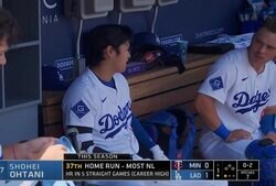 なんだ、ただの聖人か… 大谷翔平、ベンチでの“神対応”が話題に「教えて大谷先生！」ホームラン直後に後輩と話しまくる「ガチ信者やんw」