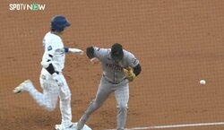 ショーヘイが…ぶつかる！ 大谷翔平の“奇襲”が招いたドタバタ劇 意表を突くセーフティーバントでの一コマ