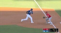 いきなり！？ 大谷翔平の姿にファン爆笑「あぶねーw 」 相手投手に牽制される→爆速帰塁して笑顔「走る気だろ大谷さんだぞw」