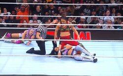 元MMAの首絞め女王、美女レスラーを“3秒殺”の衝撃決着 悶絶タップに「鬼」「なにこれこわい」騒然