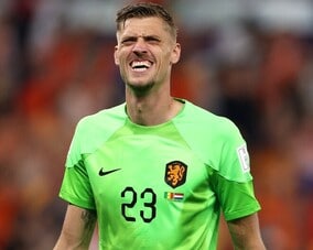 数年前まで下部でサブ、２年前には引退勧告…成り上がりGKがW杯で衝撃デビュー！好守連発でオランダのヒーローに