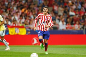 「なんて美しい家族」FWモラタのピッチ上の「ユニフォーム家族写真」が大反響！ 子ども3人とのお揃い姿に妻も一緒で、「恋しすぎる」とファン歓喜