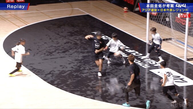 芸術的！ 元日本代表MFが“オシャレな伝説のゴール”を再現？“超絶バックヒール弾”にファン沸騰「松井大輔うますぎる」「容赦ないw」 2枚目