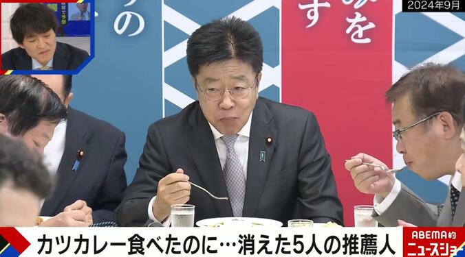 カツカレーを食べる加藤勝信氏