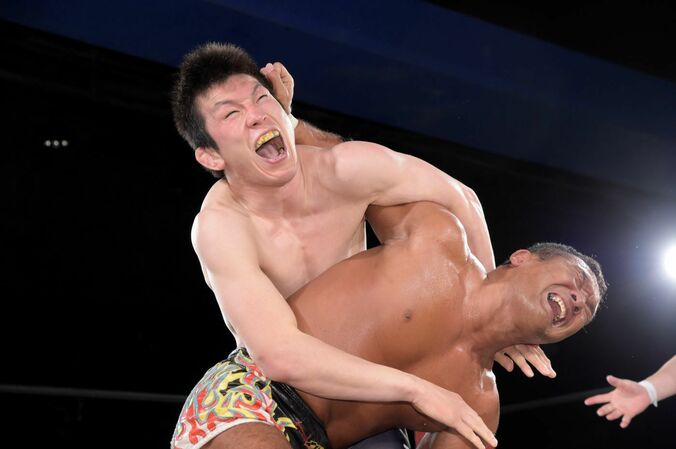 青木真也、DDT王座に挑戦も“一瞬の完敗” ベテラン・田中将斗に屈する 1枚目