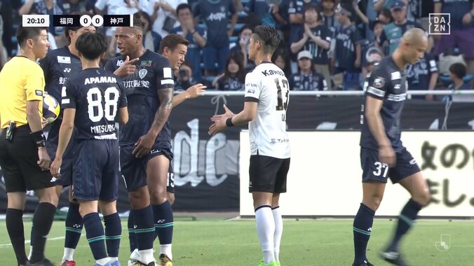 大丈夫か？衝撃の顔面着地にスタジアム騒然「もうやめてくれ」「怖い落ち方」空中戦でバランスを崩し顔から地面に激突した瞬間 2枚目