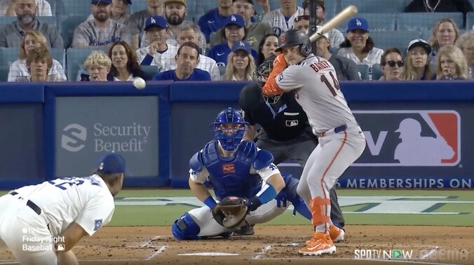 “伝家の宝刀”に球場沸騰！ カーショーのカーブが「あまりにも綺麗で打てない」 落差1.6m“魔法の一球”に米熱狂 2枚目