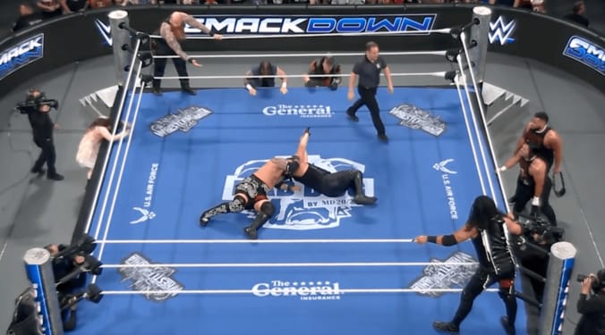 リングをバンバン荒ぶるニッキー・クロス（写真左中央）