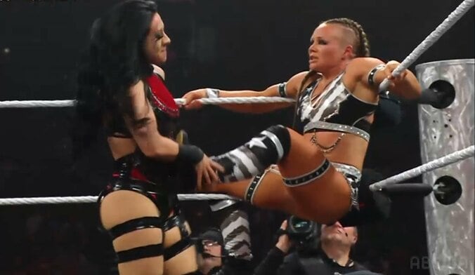 アイビーを攻め立てるステファニー攻め立てる