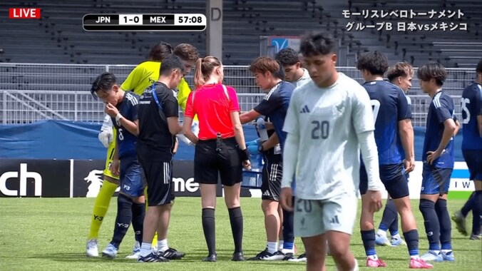 「レッドだろ！」“悪質な肘打ち”でU-20日本代表MFが悶絶…「ガッツリ振ってる」「イエローは酷い」「完全に顔を狙ってる」小倉幸成を出血させたメキシコMFにファン怒り 4枚目