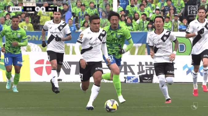 衝撃の60m独走！ 神戸電撃移籍FWの“爆速ドリブル”にファン驚愕「エリキえぐいって」「大迫とは別のエンジン」「さすがに声が出たわ」解説陣も唸った華麗かつ鋭い突破の瞬間 2枚目
