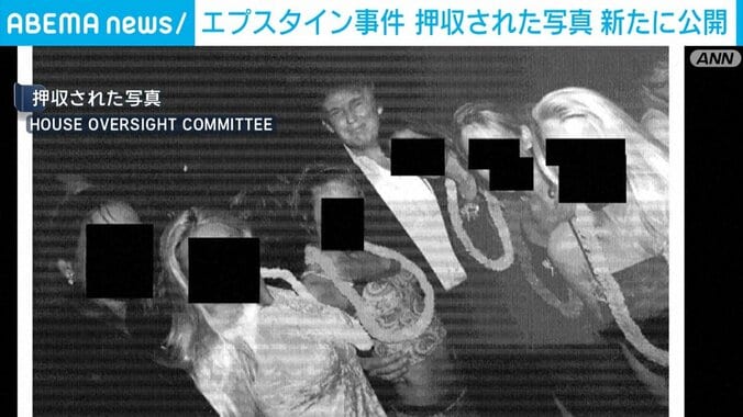 複数の女性に囲まれ笑顔で撮影に応じるトランプ氏