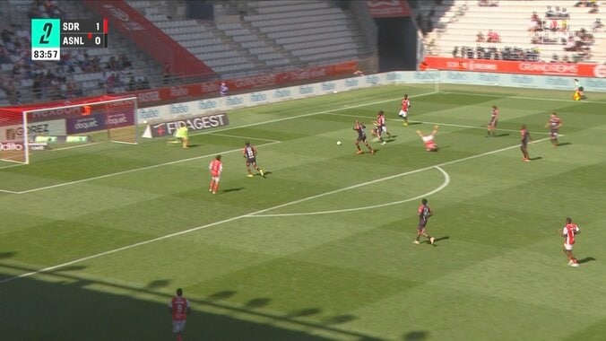 「PKやろ？」中村敬斗、疑惑のノーファウル判定に批判の声 昇格争う中カウンター浴び痛恨ドロー「思いっきり倒されてる」選手ら猛抗議 3枚目