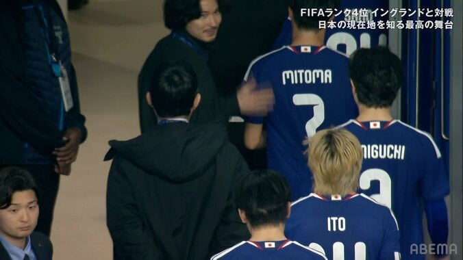 「泣ける」「美しいシーン」大怪我の南野拓実、聖地で仲間激励！“最高の笑顔”にファン胸熱「W杯を諦めてないな」 3枚目