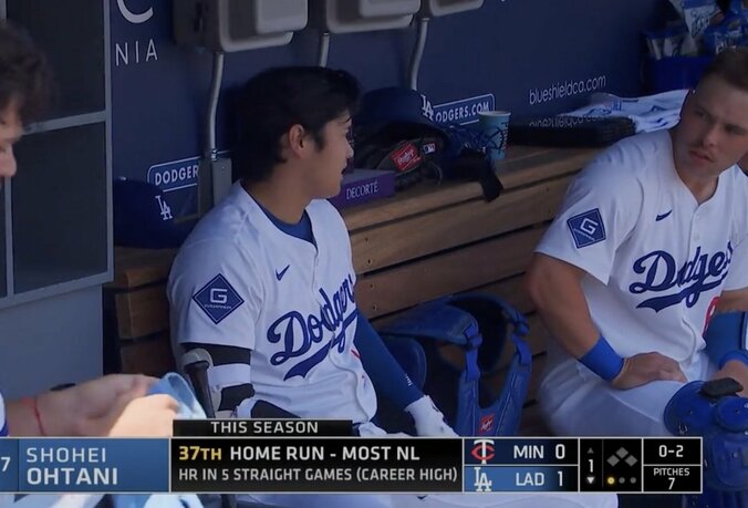 【写真・画像】大谷翔平がまたやってくれた… 最高の“出迎えポーズ”が話題に「参りました」フリーマンの礼儀が正しすぎる「サムライかな」　1枚目