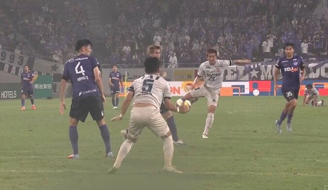 【映像】ゴール一直線のダイレクトシュートを腹で止めた瞬間