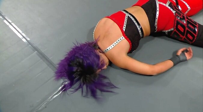 ひどすぎる…女子レスラーが鉄柱に“ゴン” 反動を利用して無慈悲すぎる“一撃” 4枚目