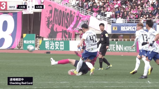 大阪ダービーの“一発退場”が物議！「ボールに行ってるやろ」「妥当だな」セレッソDFのタックル判定にSNS騒然 4枚目