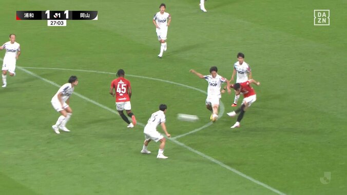 「別格だな」浦和FW南野、死角から叩き込む超高速ミドル弾にGKもお手上げ「パンチ力あるシュート」「ゴラッソすぎるだろ！」 5枚目
