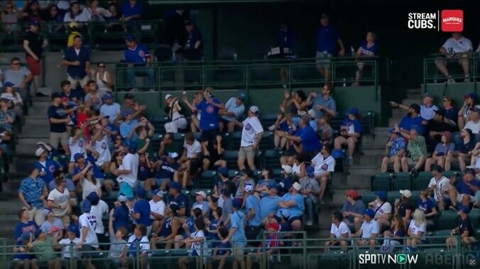 鈴木誠也の打球をカブスファンが素手でキャッチ！ 観客席の“ビッグプレー”に実況「イエス！イエス！」球場どよめき 2枚目