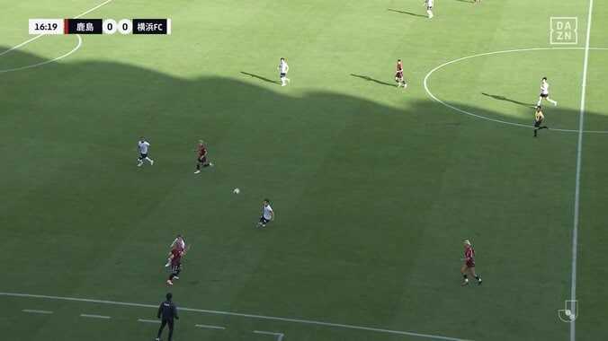 「俺よけてるよな！」鈴木優磨、レフェリーを指差し判定に怒り露わ「カードもらうからやめて」「冷静にな」ファンは心配の声 4枚目