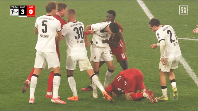 【写真・画像】「ありえない！」“ゼロ角度スーパーゴール”に世界騒然！「すげーとこぶち抜いた」「年間最優秀だ」バイエルンFWが神ターンから衝撃弾　1枚目