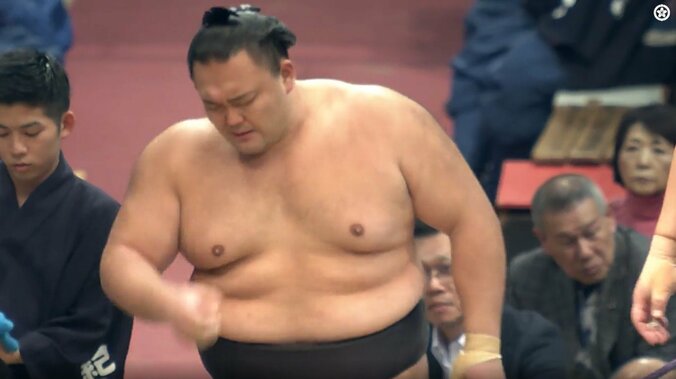 眉間におでこが